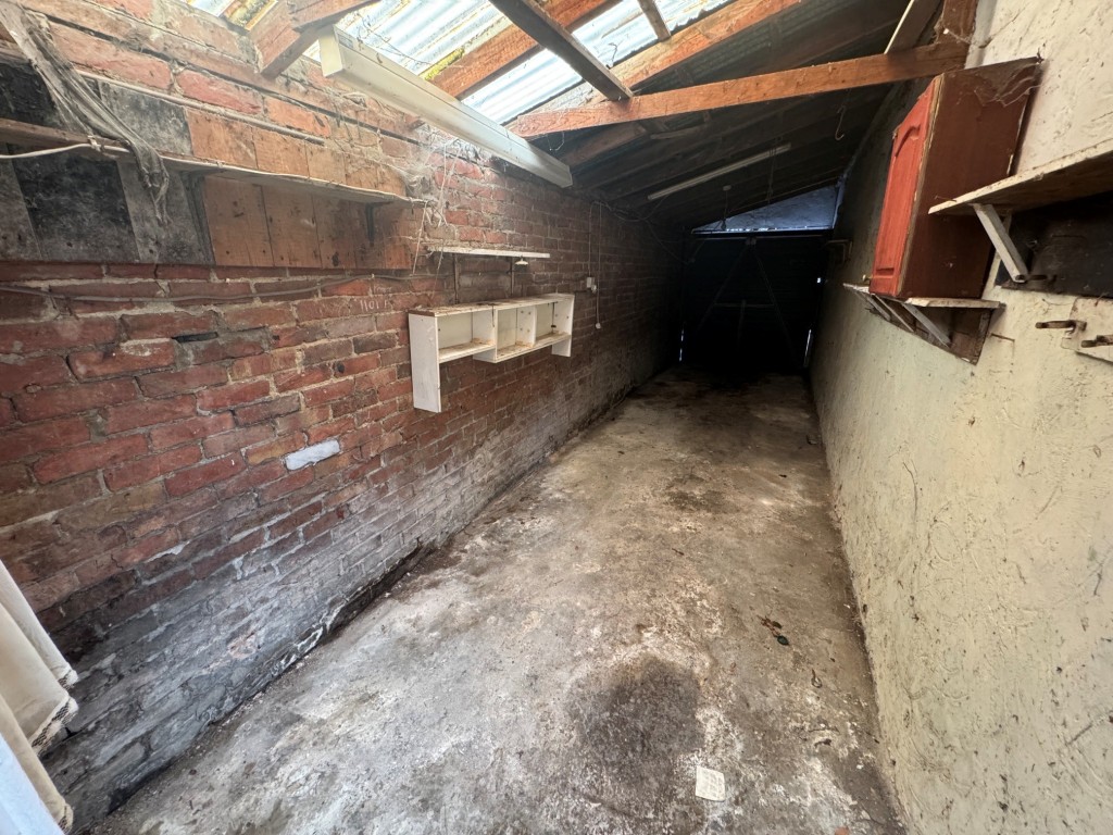 Lot: 94 - TWO-BEDROOM BUNGALOW WITH GARAGE AND PARKING - Inside garage